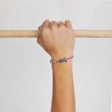 Carica l'immagine nel visualizzatore di Gallery, Braccialetto macramè | PÉS grafite