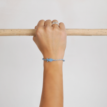 Carica l'immagine nel visualizzatore di Gallery, Braccialetto macramè | PÉS azzurro